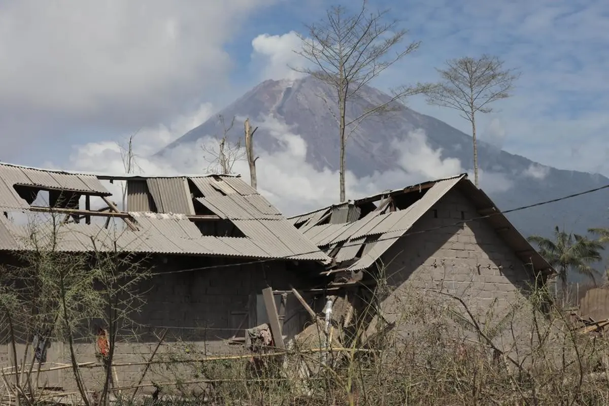 Kondisi Gunung Semeru masih mengeluarkan awan panas. (Dian Kurniawan/liputan6.com)