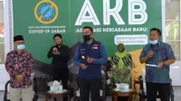 Ketua DPRD Jawa Barat Taufik Hidayat bersama Gubernur Jabar Ridwan Kamil memberikan keterangan pers terkait penanganan Covid-19 di Gedung Pakuan, Kota Bandung, Sabtu (15/8/2020). (Liputan6.com/Huyogo Simbolon)