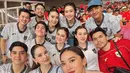 <p>Sederet artis hadir mengenakan jersey Timnas away warna putih. Misalnya saja Febby Rastanty mengenakan jersey dipadukan celana denim panjang. [@aaliyah.massaid]</p>