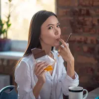 ilustrasi makan cokelat/ Dmytro Zinkevych/Shutterstock