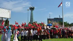 Sejumlah anak membawa patung hewan imajiner Warak saat mengikuti Karnaval Budaya Dugderan untuk menyambut datangnya bulan suci Ramadan di Lapangan Simpang Lima Semarang, Jumat (3/5/2019). Karnaval yang melibatkan kurang lebih 2.500 peserta itu digelar tanggal 3 Mei dan 4 Mei. (Liputan6.com/Gholib)