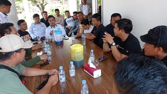Ketua APL KU Ebit, bersama karyawan lokal usai kena PHK di Konawe Utara setelah PT Antam hentikan aktivitas di lahan Blok Mandiodo.(Liputan6.com.Ahmad Akbar Fua)