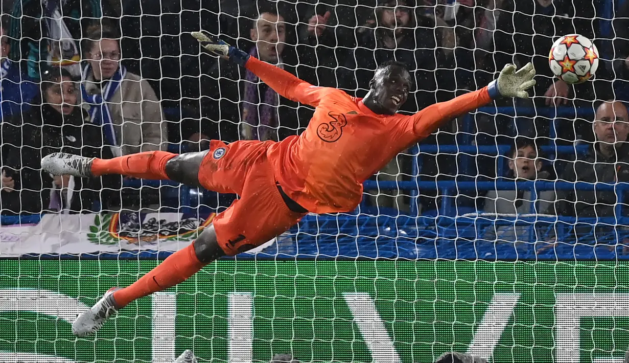Edouard Mendy. Kiper asal Senegal berusia 30 tahun yang telah dua musim memperkuat Chelsea sejak didatangkan dari Rennes pada awal musim 2020/2021 lalu, total kebobolan sebanyak 40 gol dari 49 laga di semua ajang dan 23 kali melakukan clean sheet. Sementara pada musim debutnya bersama The Blues ia hanya kebobolan 30 gol dari 45 laga di semua ajang dan sukses mencatat 25 kali clean sheet. Pada musim 2021/2022 lalu ia pun menjadi kiper dengan rasio penyelamatan terendah di antara kiper-kiper lainnya di Liga Inggris. Di Liga Champions, Chelsea harus kehilangan gelar usai takluk dari Real Madrid di peremptfinal dan Mendy membuat blunder dalam laga tersebut. (AFP/Glyn Kirk)