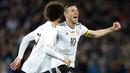 Gelandang Jerman, Lukas Podolski, melakukan selebrasi usai mencetak gol ke gawang Inggris. Podolski mainkan laga pertamanya bersama Jerman melawan Hungaria di usia 19 tahun pada 6 Juni 2004. (EPA/Friedemann)