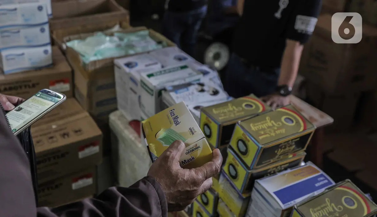 Warga saat membeli masker di Pasar Pramuka, Jakarta, Senin (2/3/2020). Kedua pasien tersebut merupakan ibu (64) dan anak (31), kini mereka dirawat di ruangan khusus serta kediaman yang dihuni pasien di daerah Depok juga diisolasi. (Liputan6.com/Faizal Fanani)