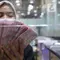 Teller menunjukkan uang rupiah di money changer, Jakarta, Rabu (9/9/2020). US$ 1 dibanderol Rp 14.780/US$ di pasar spot. Rupiah melemah 0,14% dibandingkan dengan penutupan perdagangan kemarin. (Liputan6.com/Angga Yuniar)