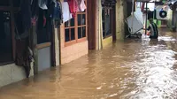 Warga beraktivitas di tengah banjir yang merendam kawasan Kebon Pala, Jakarta Timur, Selasa (25/2/2020). Akibat banjir yang tak kunjung surut, aktivitas warga di kawasan tersebut menjadi terganggu, terlebih dengan adanya pemadaman listrik. (Liputan6.com/Immanuel Antonius)