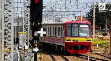 Sebuah kereta barang anjlok di stasiun Jatinegara dini hari tadi. Hal ini menyebabkan jadwal KRL terganggu dan membuat warga marah.