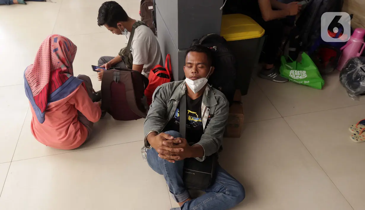 Calon penumpang kereta api jarak jauh beristirahat sambil menanti waktu keberangkatan di Stasiun Pasar Senen, Jakarta, Sabtu (1/5/2021). Calon penumpang KA Jarak Jauh memilih berangkat lebih awal sebelum batas pelarangan mudik lebaran 2021 pada 6 hingga 17 Mei 2021, (Liputan6.com/Helmi Fithriansyah)