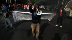 Puluhan mahasiswa Universitas Bung Karno (UBK) menggelar aksi unjuk rasa menolak UU Pilkada, Jakarta, (2/10/14). (Liputan6.com/Johan Tallo)
