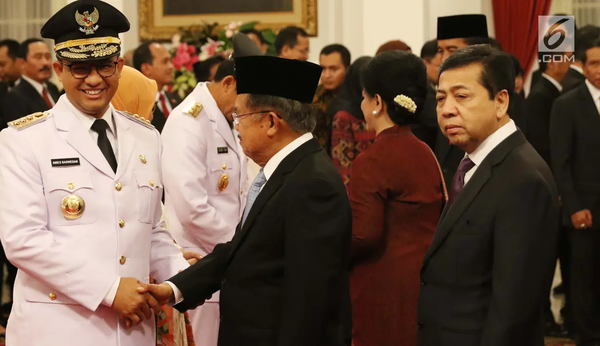 Wakil Presiden Jusuf Kalla disaksikan Ketua DPR Setya Novanto memberikan ucapan selamat kepada Anies Baswedan usai pelantikan Gubernur dan Wakil Gubernur DKI Jakarta periode 2017-2022 di Istana Negara, Senin (16/10). (Liputan6.com/Angga Yuniar)