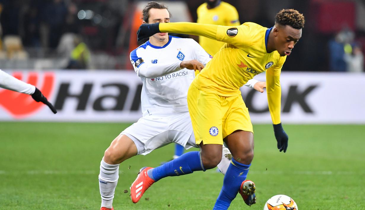 Aksi Hodson-Odoi melewati Nicholas Shaparenko pada leg kedua, babak 16 besar Liga Europa yang berlangsung di Stadion Stamford Bridge, London, Jumat (15/3). Chelsea menang 5-0 atas Dynamo Kiev. (AFP/Sergei Supinski)