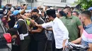 Presiden Joko Widodo menyapa warga yang sudah menunggu di depan Masjid Raya Sheikh Zayed Solo, Minggu (20/11/2022). Dalam kunjungan tersebut, Jokowi bersama ibu negara Iriana Jokowi dan cucunya Jan Ethes. (Foto: Muchlis Jr - Biro Pers Sekretariat Presiden)
