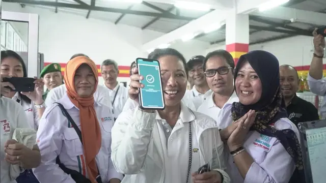 Menteri BUMN Rini Soemarno meresmikan BUMN Shop di Sukabumi,  pada Sabtu (22/12/2018).
