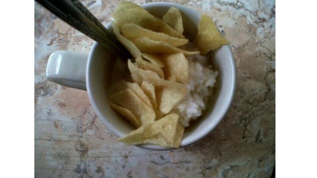 5 Aksi Nyeleneh Makan Pakai Gelas Ini Bikin Geleng Kepala