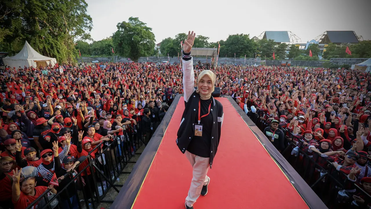 Istri Calon Presiden nomor urut 3 Ganjar Pranowo, Siti Atikoh Supriyanti
