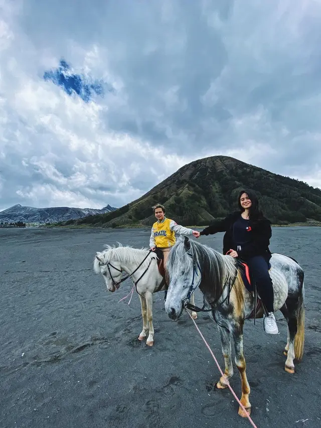 6 Momen Liburan Dul Jaelani dan Tissa Biani di Bromo, Romantis
