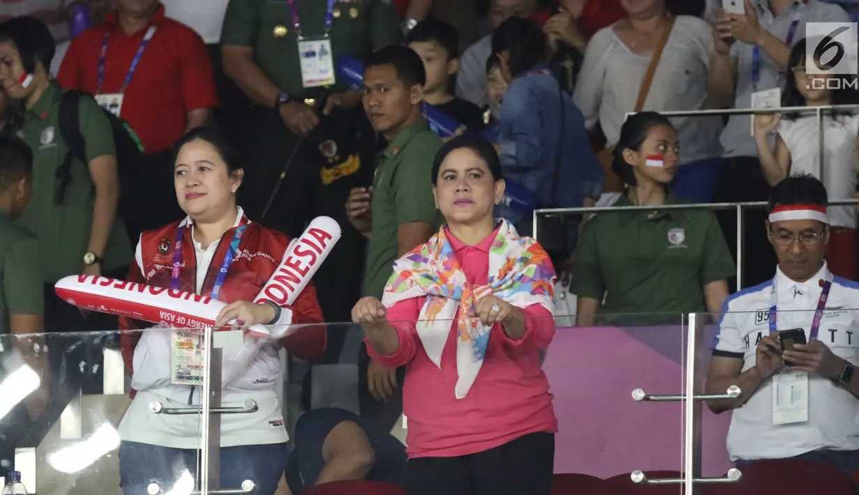 Ibu Negara, Iriana Joko Widodo bersama Menko PMK, Puan Maharani saat menyaksikan laga final bulutangkis beregu putra Asian Games 2018 antara Indonesia melawan China di Istora Kompleks GBK, Jakarta, Rabu (22/8). (Liputan6.com/Helmi Fithriansyah)