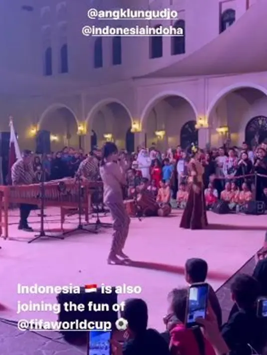 Dilansir laman resmi Katara, penampilan angklung yang digelar di Al-Ibdaa Courtyard Gedung Katara itu bisa dinikmati hingga beberapa hari ke depan, sejak 18-28 November 2022 pukul 18.00-20.00, waktu setempat. Terlibatnya Angklung Udjo dalam Piala Dunia Qatar 2022 ini diharapkan memberikan dampak positif bagi alat musik tradisional Indonesia. (Liputan6.com/IG/@angklungudjo)