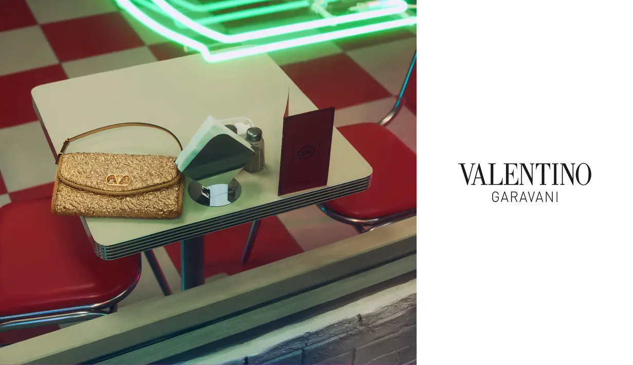 Sambut Tahun Kuda, Valentino meluncurkan Lunar New Year Campaign 2026. Kampanye ini menafsirkan momen pergantian tahun sebagai perjalanan emosional tentang mimpi, kebersamaan, dan kemungkinan yang tak terbatas. [Valentino]