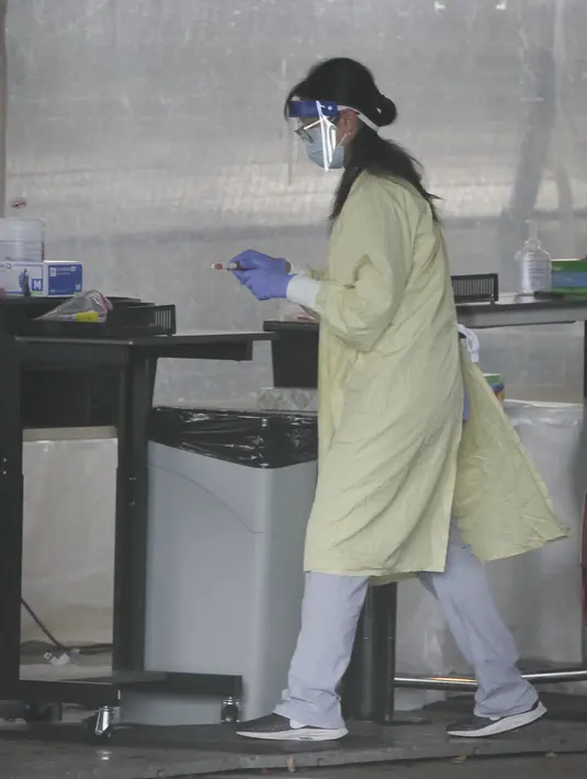 Seorang petugas kesehatan bekerja di pusat pengujian COVID-19 di Vancouver, British Columbia, Kanada (24/9/2020). Jumlah kasus COVID-19 melonjak secara nasional di Kanada, dari sekitar 300 kasus baru harian pada pertengahan Agustus menjadi 1.248 pada Selasa (22/9). (Xinhua/Liang Sen)