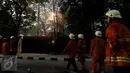 Petugas kebakaran berusaha memantau percikan api yang keluar dari kabel listrik setelah hujan deras mengguyur sore ini, di Jalan Imam Bonjol No 2, Jakarta, Selasa (28/3). Percikan tersebut di duga dari konsleting listrik. (Liputan6.com/JohanTallo)