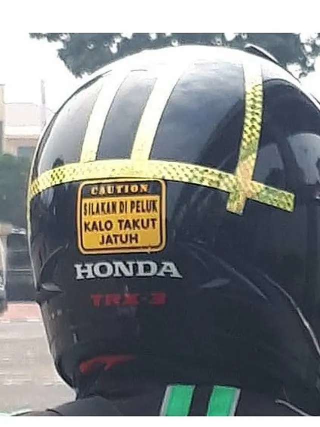 Tulisan helm ojol (Sumber: Instagram/lambeonlen)