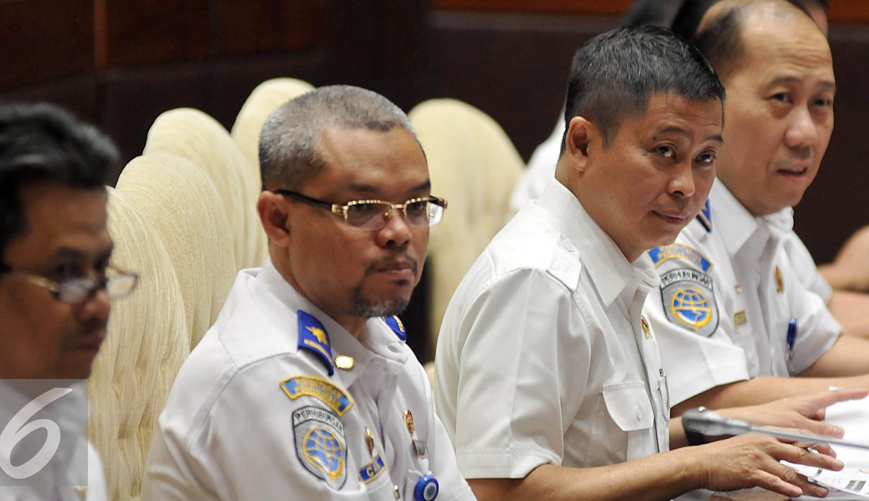 Menteri Perhubungan Ignasius Jonan mendengarkan saat rapat kerja dengan Komisi V DPR di Gedung DPR, Jakarta, Selasa (26/1). Rapat membahas hasil pemeriksaan BPK tahun 2015 dan isu terkini terkait transportasi. (Liputan6.com/Johan Tallo)