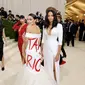Alexandra Ocasio-Cortez, Carolyn Maloney, dan Cara Delevigne hadir di Met Gala 2021 dengan gaun bernafas politik (instagram/themetgalaofficial)