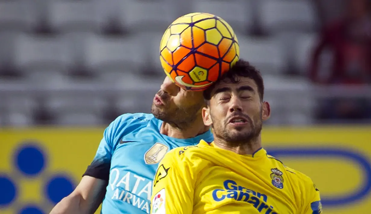 Pemain Barcelona, Javier Mascherano (kiri) berduel dengan pemain Las Palmas, Pedro Tanasu 'Tana' pada lanjutan La Liga Spanyol pekan ke-25 di Stadion Gran Canaria, Las Palmas de Gran Canaria, Sabtu (20/2/2016) malam WIB. (AFP / Jaime Reina)