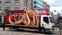 Gurita Raksasa Bikin Lalu Lintas London Kacau