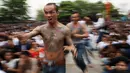 Pria bertato berlari saat kesurupan selama Festival Tato Suci di kuil Wat Bang Phra, Nakhon Pathom, Thailand (16/3). Mereka percaya tato memiliki kekuatan mistis, menangkal nasib buruk dan melindungi mereka dari bahaya. (Reuters/Athit Perawongmetha)