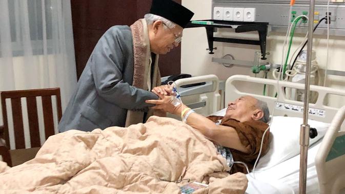 Ma'ruf Amin saat menjenguk Gus Solah di Rumah Sakit Cipto Mangunkusumo (RSCM). (Istimewa)
