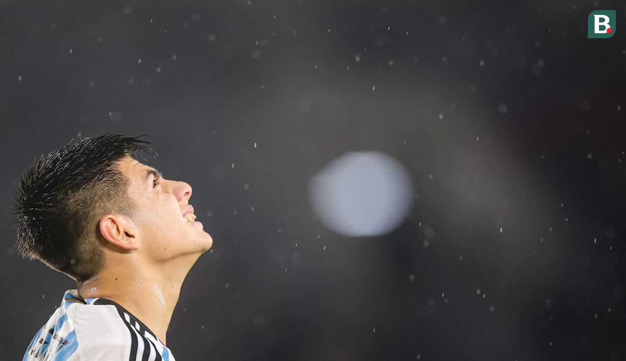 <p>Reaksi kecewa pemain Timnas Argentina U-17, Claudio Echeverri setelah golnya ke gawang Timnas Mali U-17 dianulir wasit akibat telah terperangkap offside pada laga perebutan tempat ketiga Piala Dunia U-17 2023 di Stadion Manahan, Solo, Jumat (1/12/2023). (Bola.com/Bagaskara Lazuardi)</p>