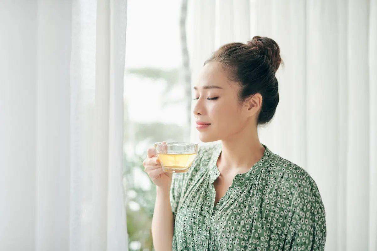 Ilustrasi Wanita Minum Minuman Sehat