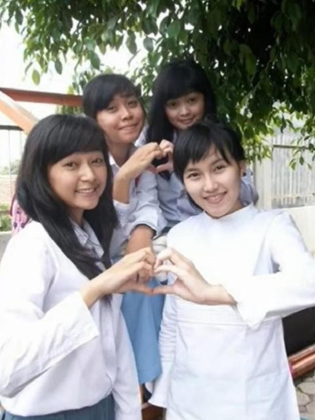6 Foto Masa Remaja Ayu Ting Ting, Pakai Seragam OSIS SMA Curi Perhatian