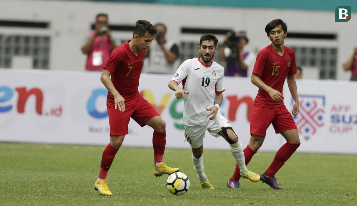 Gelandang Indonesia, Egy Maulana Vikri, saat melawan Yordania pada laga persahabatan di Stadion Wibawa Mukti, Jawa Barat,  Sabtu (13/10/2018). Indonesia menang 3-2 atas Yordania. (Bola.com/M Iqbal Ichsan)