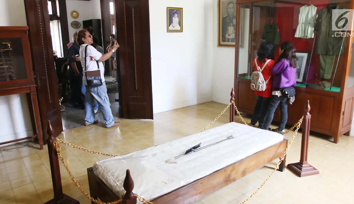 Pengunjung mengambil gambar koleksi Museum AH Nasution di Menteng, Jakarta, Sabtu (30/9). Bertepatan dengan peringatan 52 tahun peristiwa Gerakan 30 September 1965 Museum AH Nasution dipenuhi pengunjung. (Liputan6.com/Angga Yuniar)
