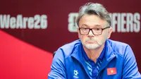 Pelatih Vietnam, Philippe Troussier memberikan keterangan saat konferensi pers jelang laga Kualifikasi Piala Dunia 2026 antara Timnas Indonesia Vs Vietnam di Stadion Utama Gelora Bung Karno (SUGBK), Senayan, Jakarta, Rabu (20/03/2024). (Bola.com/Bagaskara Lazuardi)