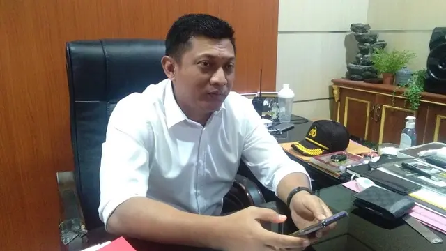 Kasat Reskrim Polrestabes Makassar, AKBP Indratmoko memastikan ada tersangka baru dalam kasus dugaan korupsi pengadaan kapal latih untuk SMK se-Sulsel (Liputan6.com/ Eka Hakim)