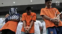 Tersangka praktik prostitusi saat rilis di Mapolda Metro Jaya, Jakarta, Rabu (8/8). Polda Metro Jaya berhasil mengungkap jaringan praktik prostitusi di Apartemen Kalibata City. (Merdeka.com/Iqbal Nugroho)