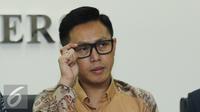 Anggota DPR Eko Hendro Purnomo saat memberikan keterangan pers terkait pemberitaan tidak benar terhadap dirinya di gedung Dewan Pres, Jakarta, Rabu (21/12). Kedatangan Eko untuk menerima hasil penyelidikan dewan pers. (Liputan6.com/Herman Zakharia)