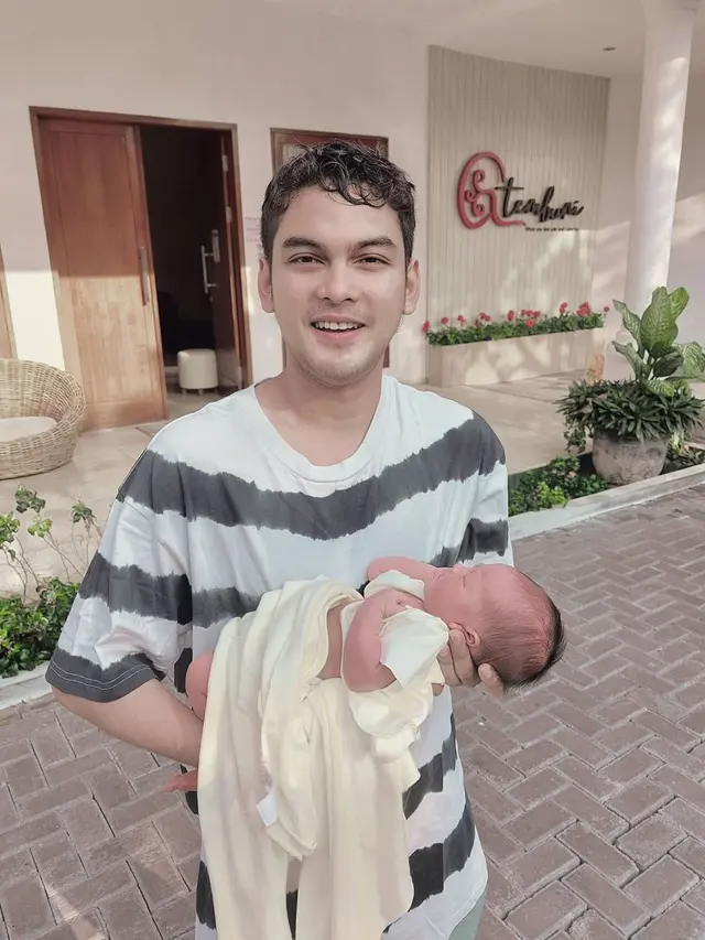 Momen Kelahiran Putra Kedua Ridwan Ghany dan Adhitya Putri. (Sumber: Instagram/ridwanghany)