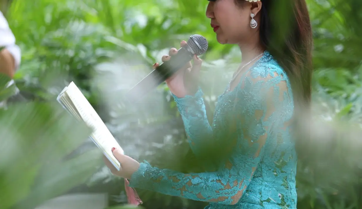 Chacha berdoa untuk segala kelancaran menjelang hari yang akan menyatukan dirinya dengan kekasih pilihan hatinya bernama Dico Ganindito. (Galih W. Satria/Bintang.com)