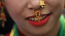 Seorang wanita memakai perhiasan jelang parade "Tamu Losar", Kathmandu, Nepal, Jumat (30/12). Parade tersebut digelar untuk menyambut pergantian tahun. (AP Photo / Niranjan Shrestha)
