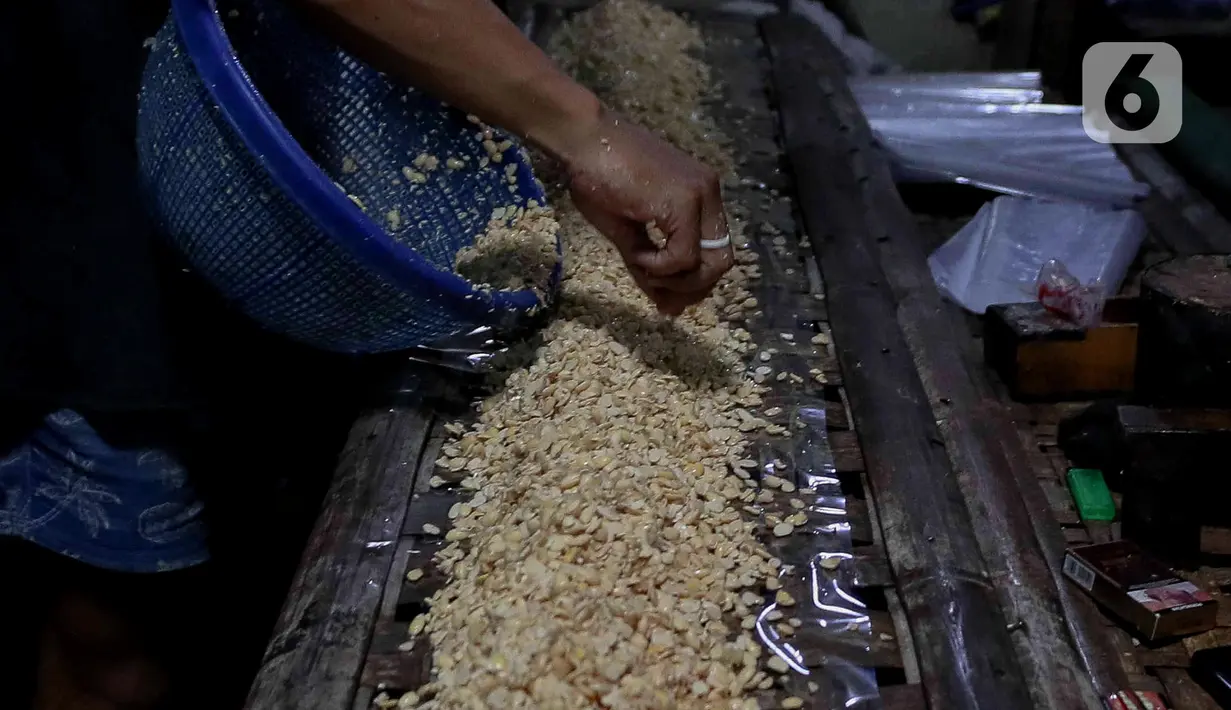 Melonjaknya harga kedelai impor juga memberi tekanan terhadap para pengusaha tahu tempe, terutama produsen dengan skala kecil dan menengah yang menjadi penopang utama industri pangan tradisional ini. (Liputan6.com/Herman Zakharia)
