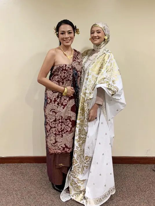 Keterlibatan Dewi Lestari di dunia musik tak melulu sebagai penyanyi. Ia juga berhubungan dengan para pelakon , salah satunya Cut Mini. (Foto: Instagram/@deelestari)