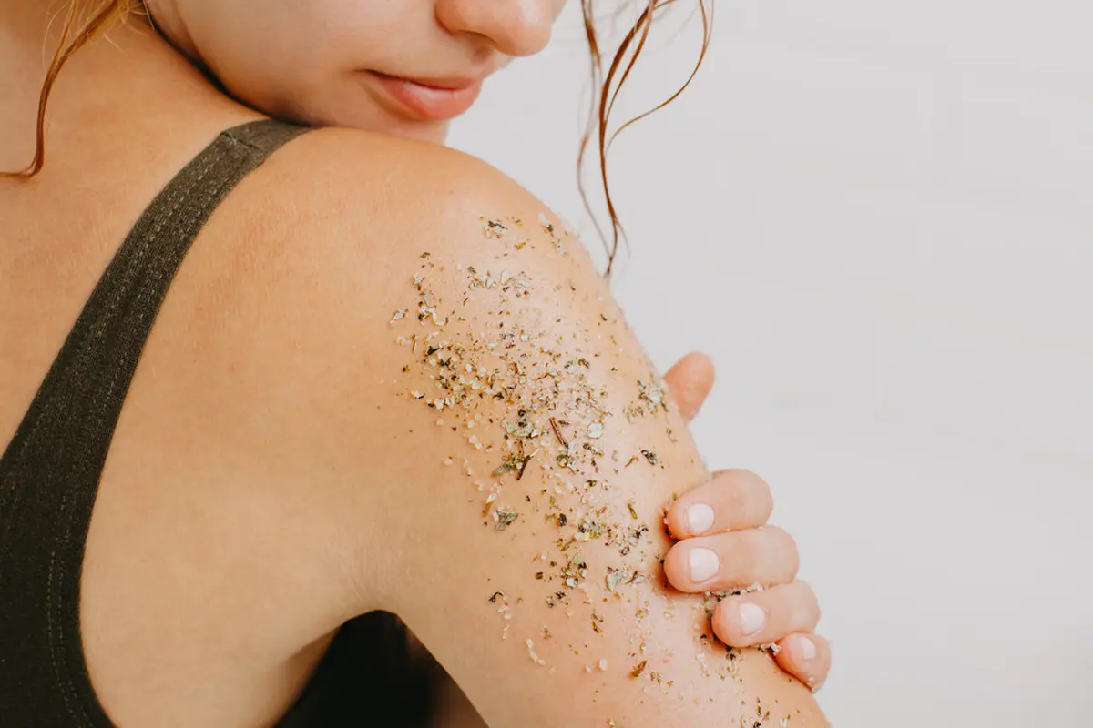 Kriteria Body Scrub untuk Cerahkan Kulit dan Tips Penggunaan untuk Maksimalkan Perawatan Tubuh