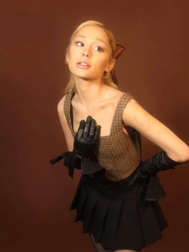 6 Potret Terbaru Ariana Grande yang Disebut Terlalu Kurus, Diduga Idap Anoreksia
