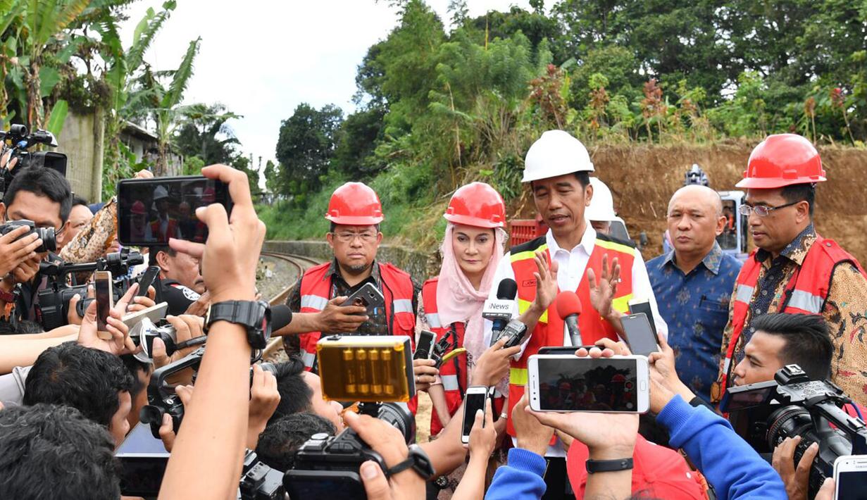 Presiden Jokowi menjawab pertanyaan media saat meninjau lokasi Groundbreaking proyek Pembangunan Jalur Ganda Kereta Api Bogor-Sukabumi di Cicurug, Jumat (15/12). Sekadar diketahui, jalur kereta Sukabumi-Bogor memiliki panjang sekitar 57 km. (dok. Setpres)